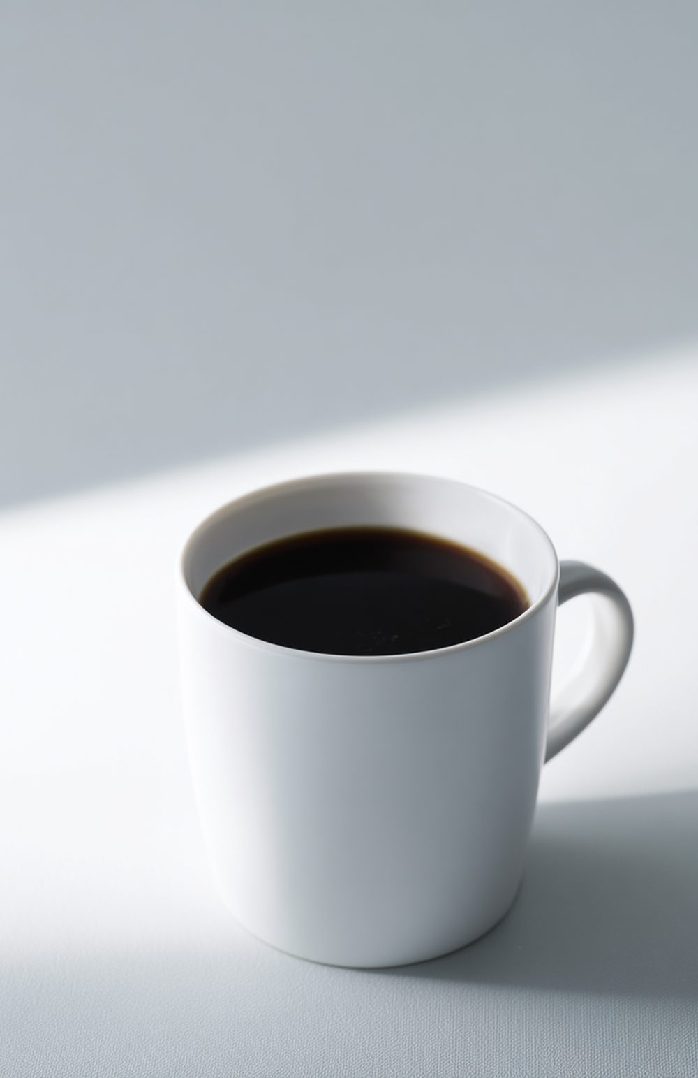 白いカップに注がれたホットコーヒー